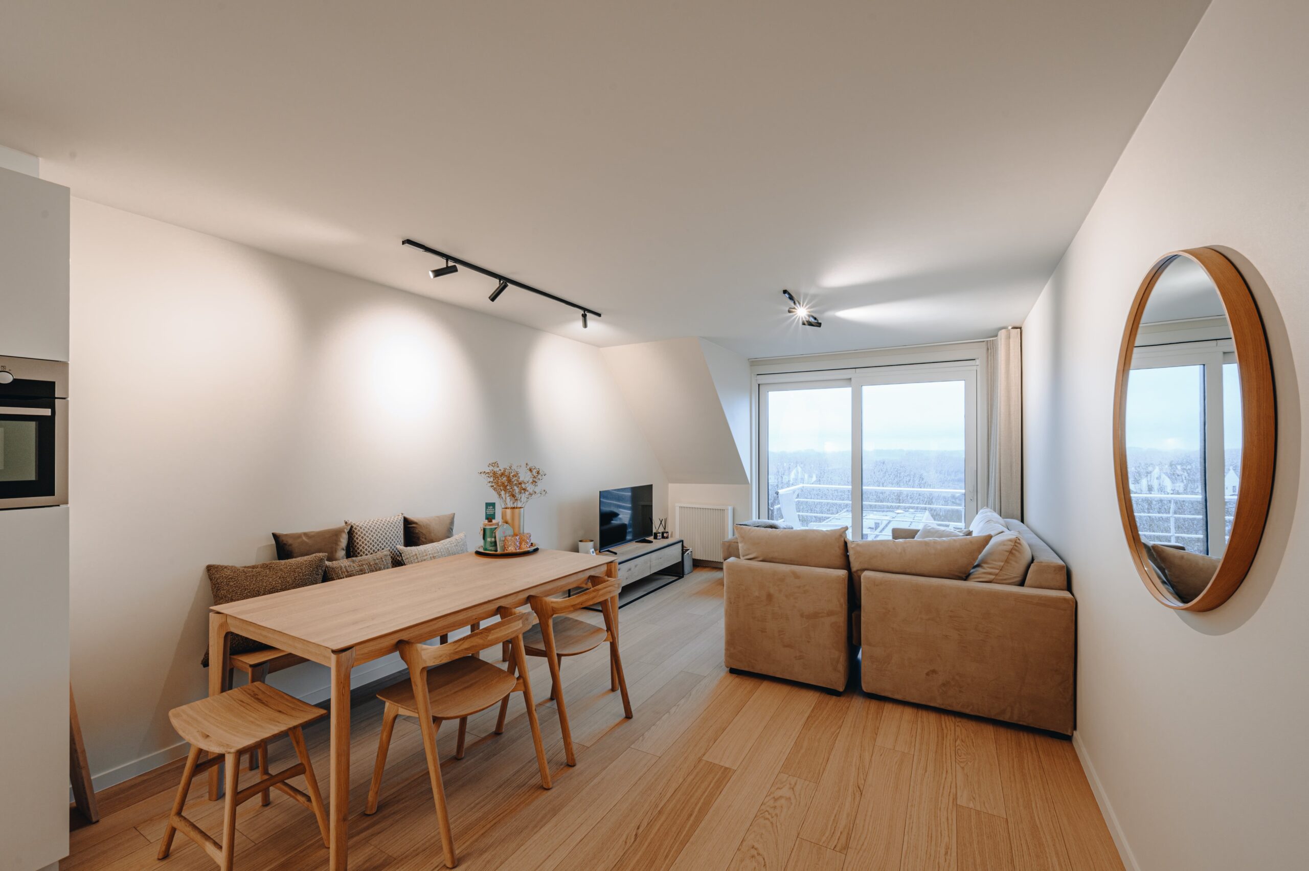 Modern gerenoveerde living in een appartement aan de kust door Horizon Renovatie