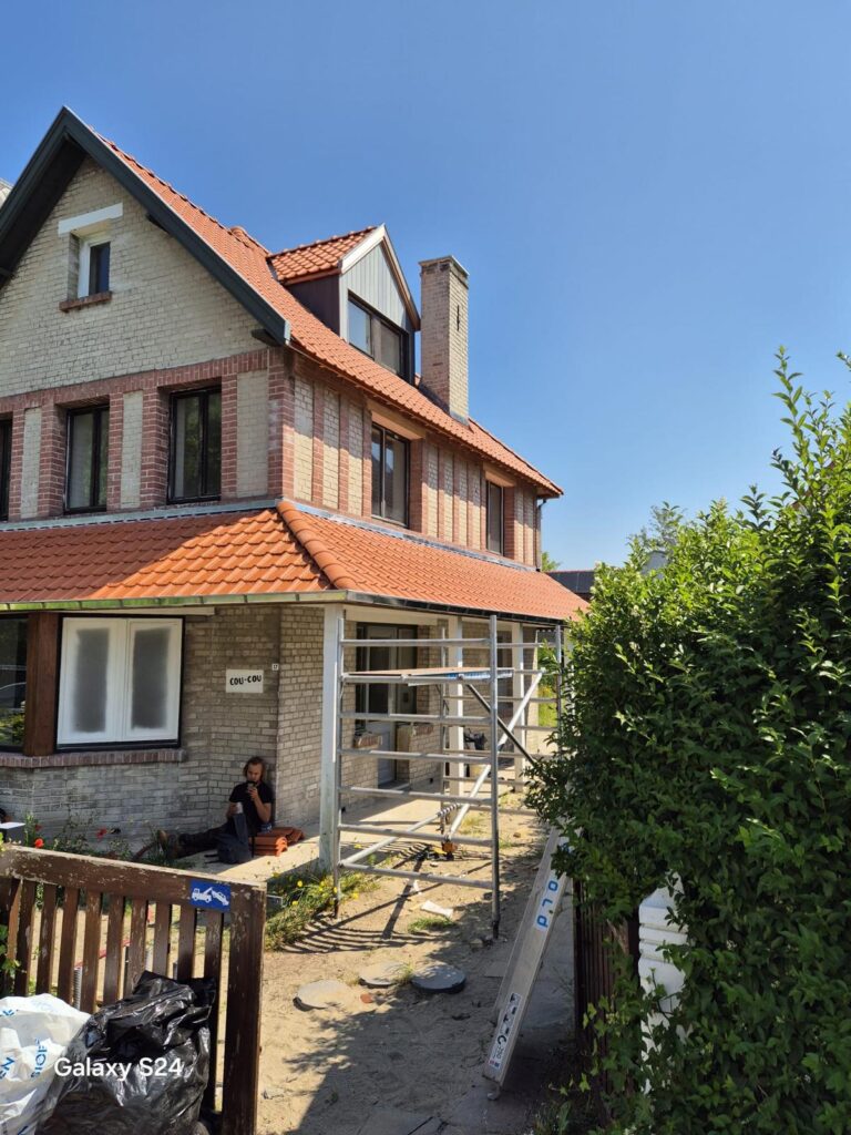 Charmant huis dat een moderne, stijlvolle inrichting biedt die naadloos samengaat met de rustige sfeer van de omgeving.