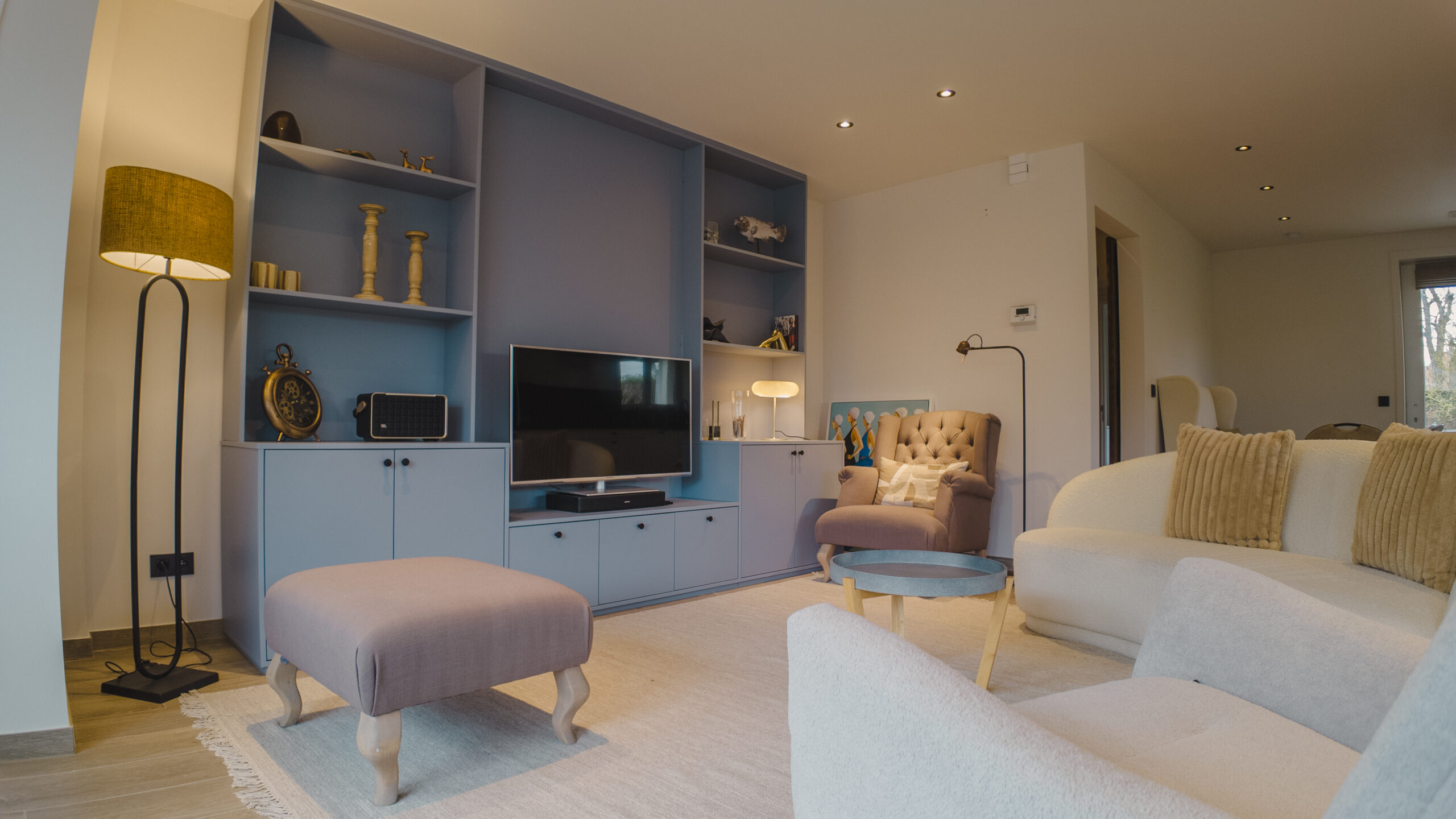 Charmant huis dat een moderne, stijlvolle inrichting biedt die naadloos samengaat met de rustige sfeer van de omgeving.