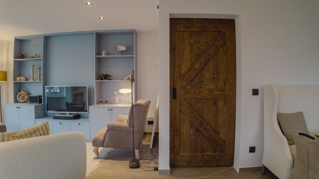 Charmant huis dat een moderne, stijlvolle inrichting biedt die naadloos samengaat met de rustige sfeer van de omgeving.