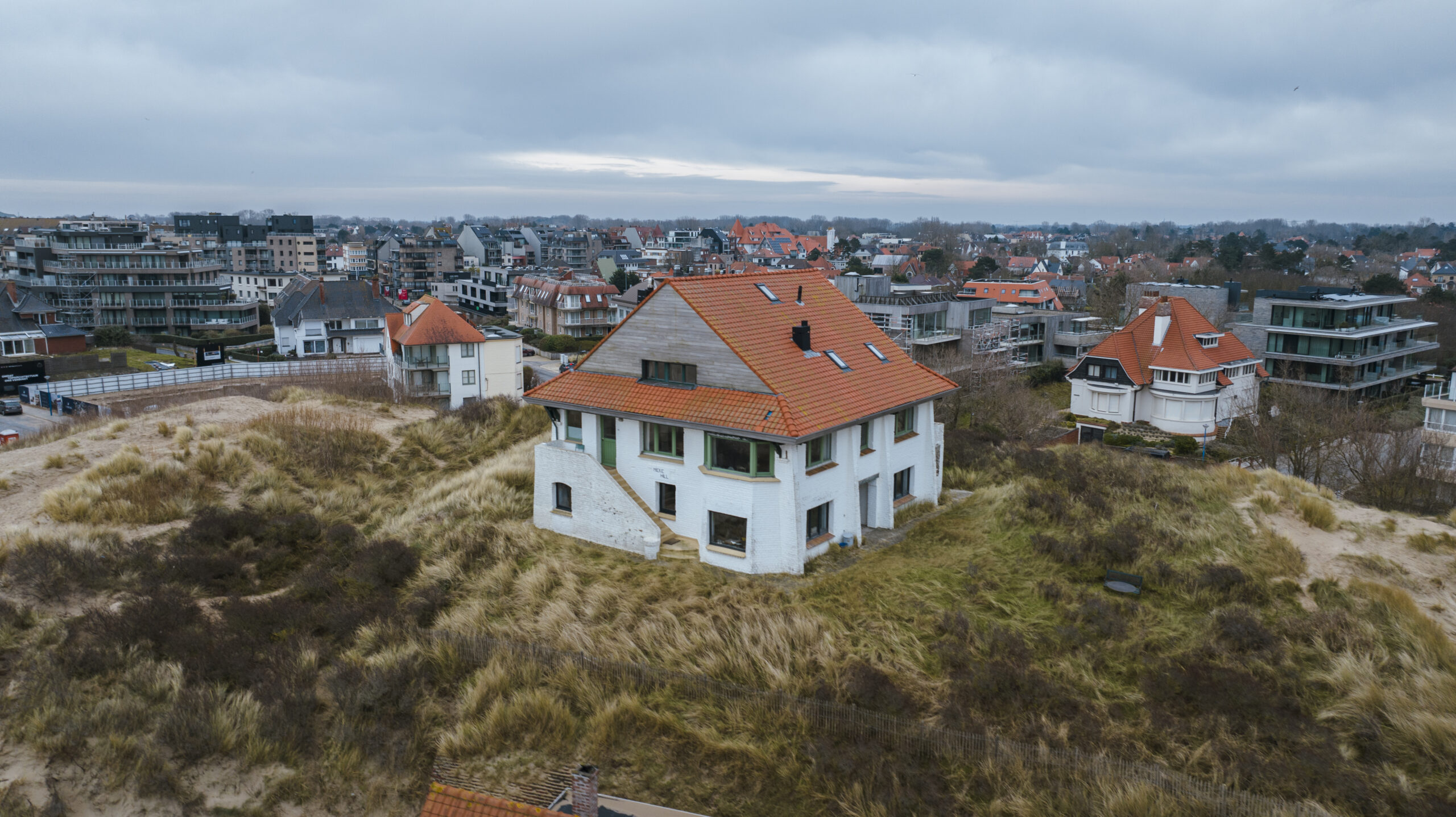Iconische villa gelegen in Sint-Idesbald, in 1923 ontworpen door architect Alexis Dumont voor zijn zus, Mieke Dumont.