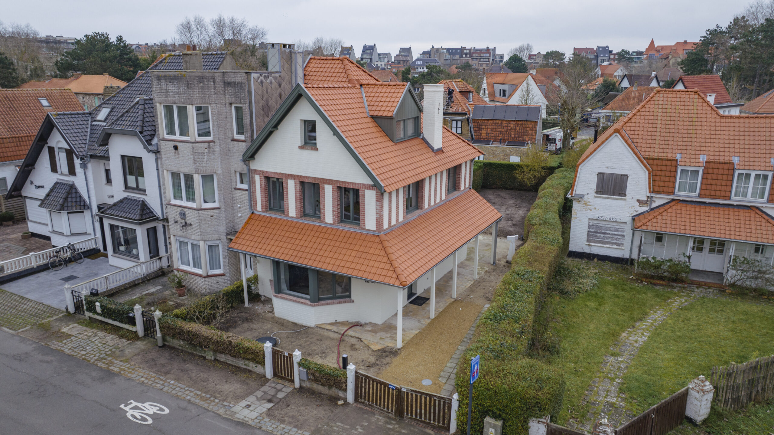 Charmant huis dat een moderne, stijlvolle inrichting biedt die naadloos samengaat met de rustige sfeer van de omgeving.